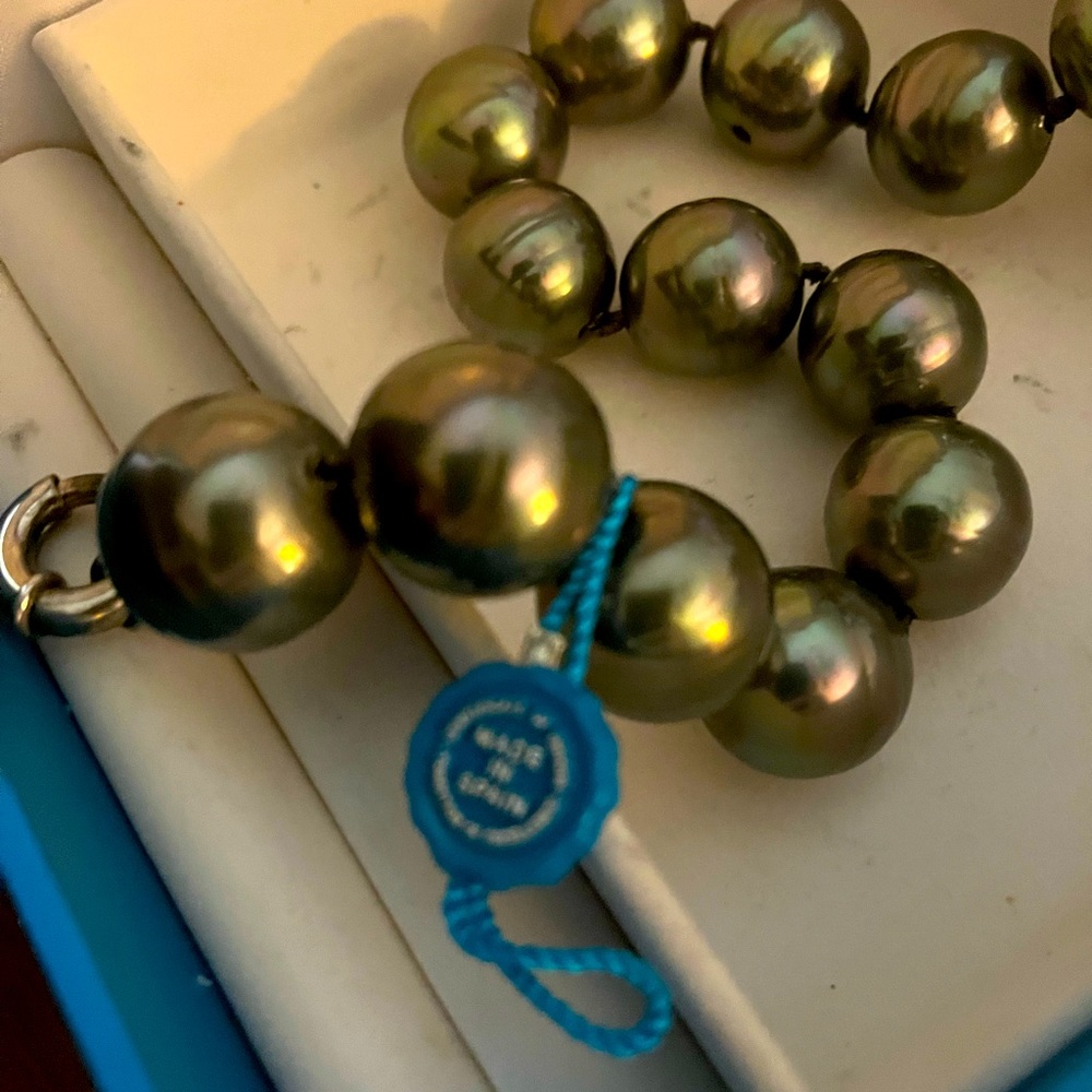 PEARLS! Gorgeous Black Tahitian Pearls. Majorca. 18 inches. Very heavy. Love!